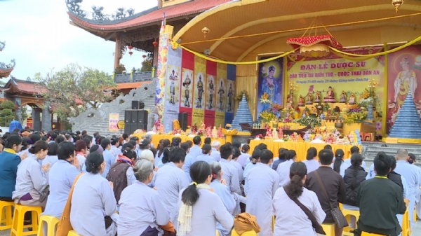 Đông đảo Phật tử về chùa Ba Vàng thọ nhận Bát Quan Trai giới 