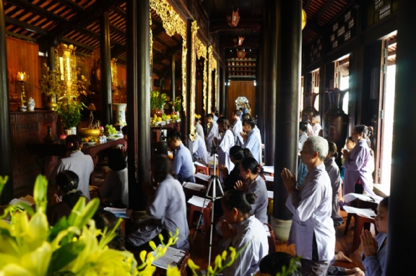 Đông đảo Phật tử trong đạo tràng Minh Long vân tập về nơi sinh hoạt chung