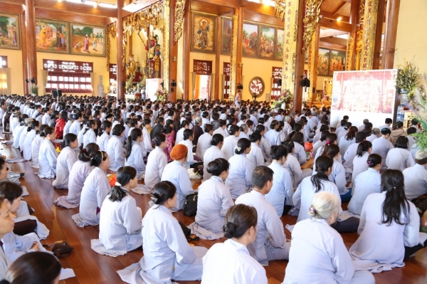 Đông đảo Phật tử tham gia thời khóa ngồi thiền