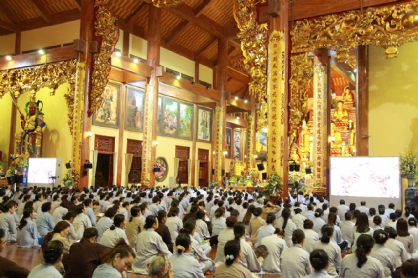 Đông đảo Phật tử về chùa tham gia thời khóa sám hối và nghe Pháp