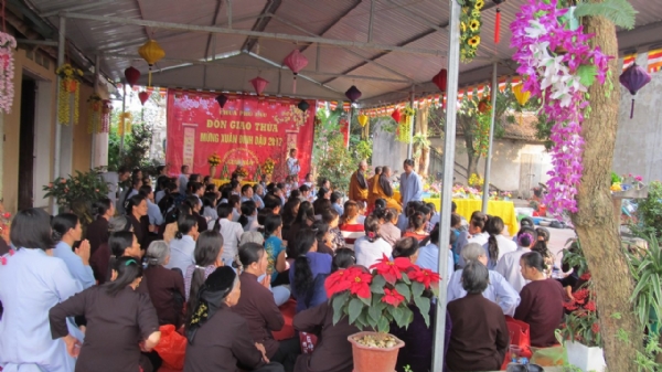 Đông đảo Phật tử về tham dự lễ cầu an
