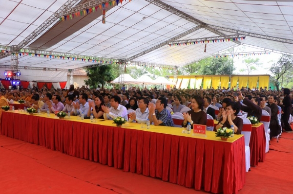 Đông đảo quan khách đại biểu và nhân dân Phật tử về tham dự buổi lễ động thổ và đón nhận bằng Liên hiệp các Hội UNESCO Việt Nam.