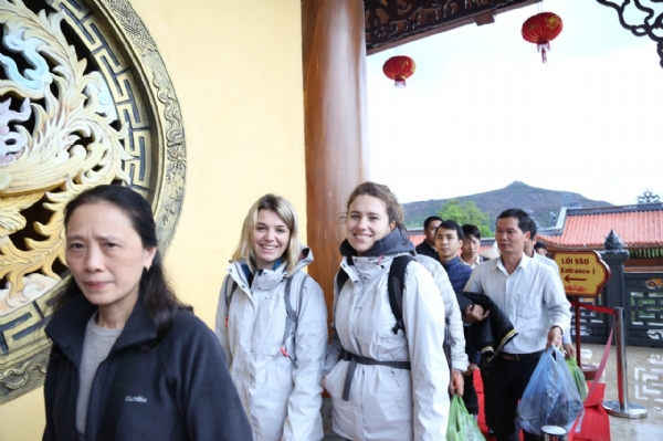 Du khách nước ngoài đến thăm chùa trong ngày khai hội.
