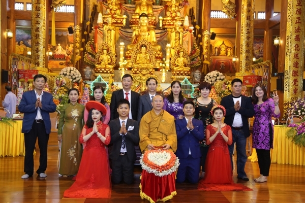 Gia đình hai cặp đôi chụp ảnh lưu niệm cùng Thầy trụ trì chùa Ba Vàng.