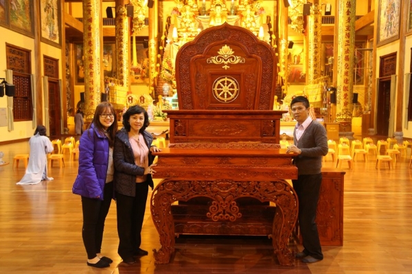 Gia đình Phật tử Phạm Văn Vinh - giám đốc công ty Vinh Thịnh chuyên xuất nhập khẩu hàng gỗ mỹ nghệ