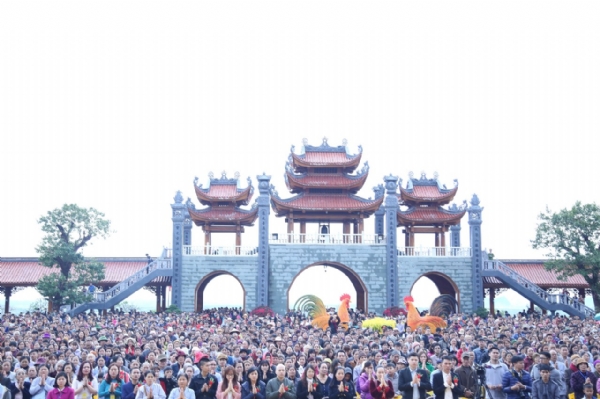 Hàng ngàn người về chùa tham dự lễ khai hội đầu xuân.