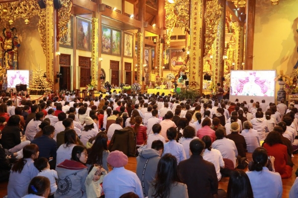 Hàng ngàn nhân dân, Phật tử vân tập về chùa Ba Vàng đón giao thừa.