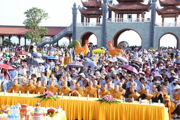 Hàng ngàn Phật tử khắp nơi vân tập về chùa Ba Vàng tham dự lễ khai đàn Dược Sư.