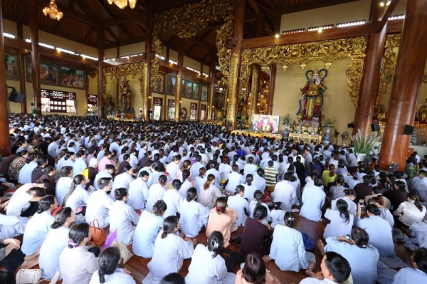 Hàng ngàn Phật tử khắp nơi về chùa Ba Vàng tham dự Đại lễ Vu Lan và cầu siêu phả độ gia tiên.