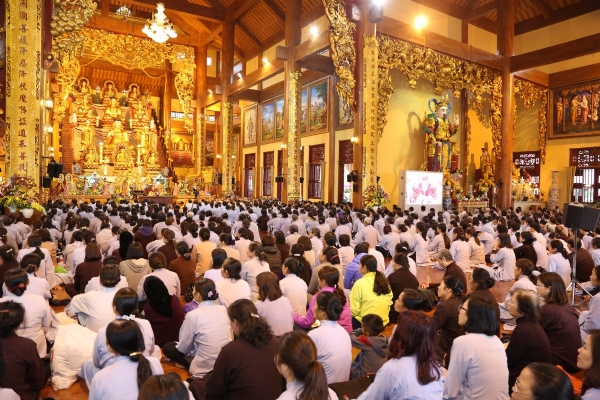 Hàng ngàn Phật tử vân tập về chùa Ba Vàng dự lễ xuất gia
