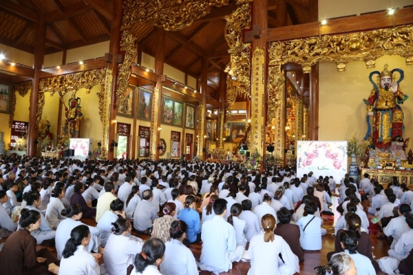 Hàng ngàn Phật tử vân tập về chùa Ba Vàng trong ngày tu Bát quan trai.