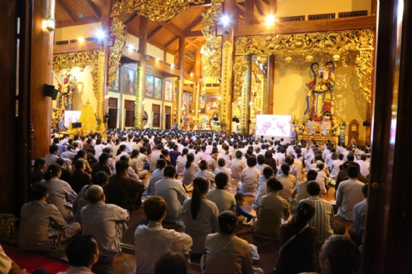 Hàng ngàn Phật tử vân tập về chùa Ba Vàng sám hối và nghe Pháp