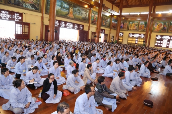 Hàng ngàn Phật tử vân tập về chùa trong ngày tu Bát quan trai