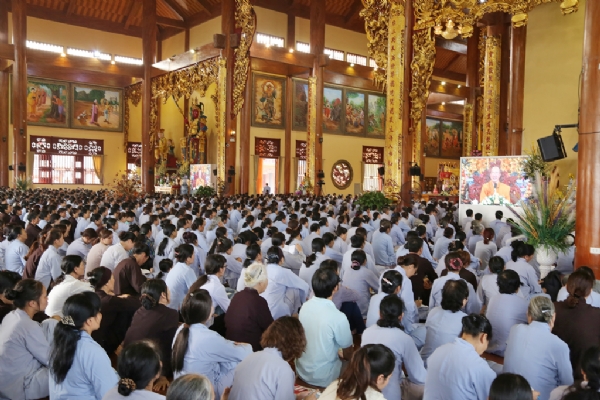 Hàng ngàn Phật tử về chùa tham dự khóa tu Bát Quan Trai giới mùng 8 âm lịch hàng tháng.