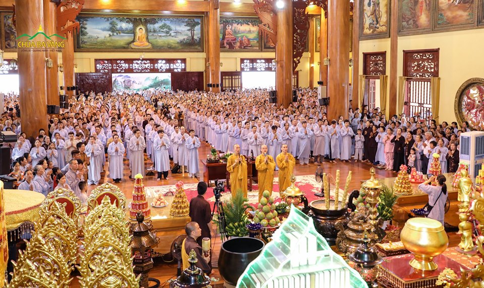 Hàng ngàn Phật tử về chùa tu học Bát quan trai giới