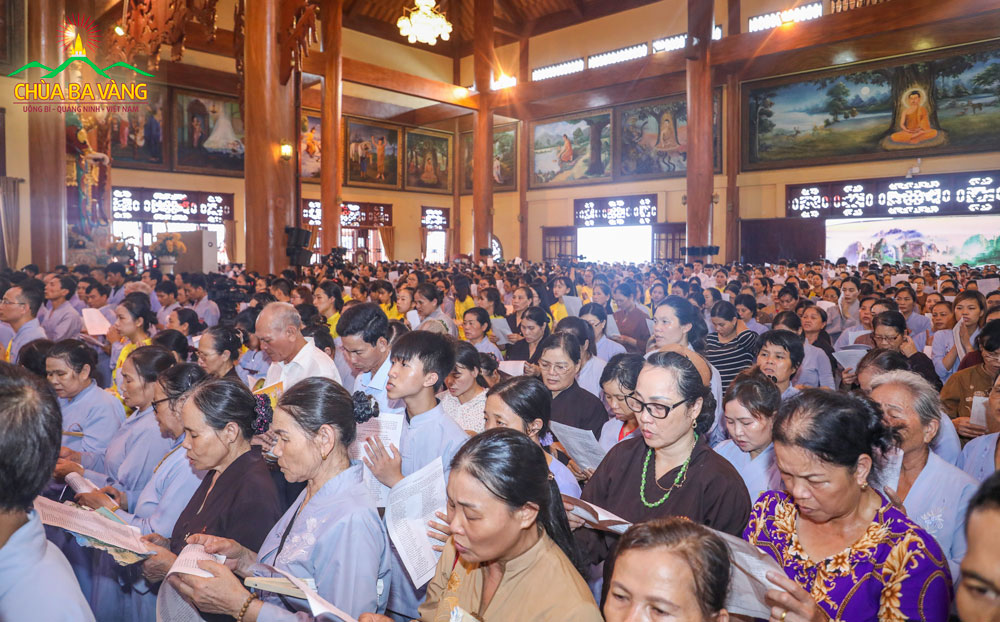 Hàng vạn quý Phật tử chùa Ba Vàng về tham dự đại lễ 