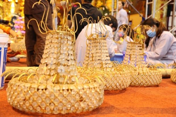 Hệ thống đèn tại ngôi Tam Bảo chùa Ba Vàng.