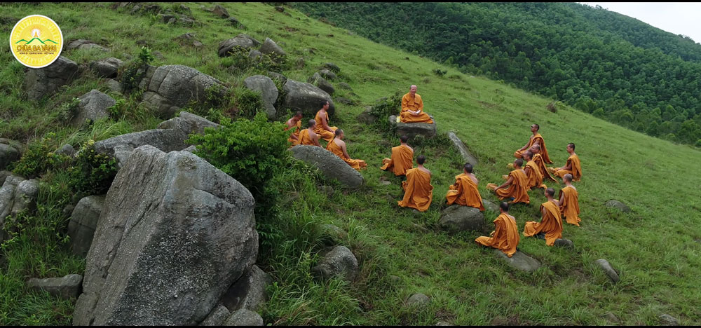 Hình ảnh chư Tăng chùa Ba Vàng tu tập trong rừng 