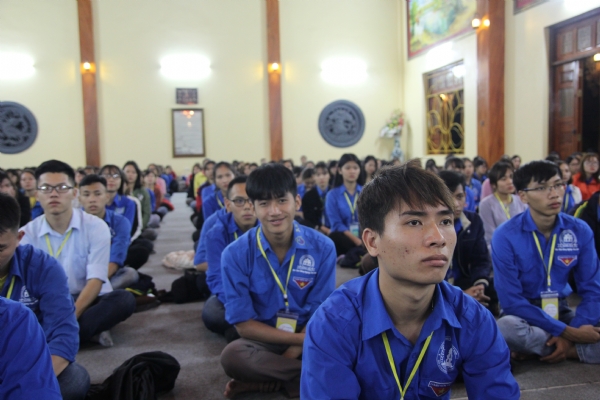Hơn 250 bạn trẻ đang học tập và làm việc trên thủ đô đã tổ chức về chùa tham gia chương trình tu tập dành riêng cho giới trẻ.