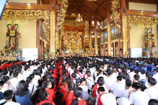 Hơn nghìn bạn trẻ trường THPT Yên Viên về chùa Ba Vàng tìm hiểu đạo Phật.