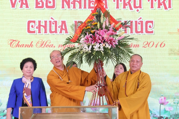 HT.TS Thích Gia Quang - Phó Chủ tịch HĐTS - Trưởng Ban TTTT TƯ GHPGVN tặng hoa chúc mừng