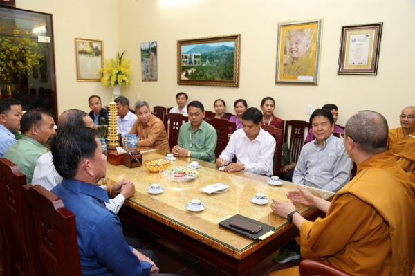 Không khí buổi tiếp đón đoàn cán bộ cao cấp nước cộng hòa dân chủ nhân dân Lào diễn ra gần gũi, thân mật và đoàn kết.