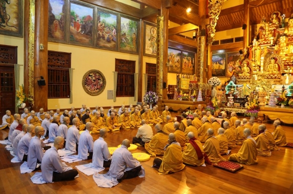 Không khí trang nghiêm tại lễ thỉnh nguyện bố tát chùa Ba Vàng.
