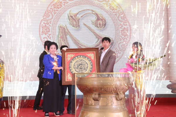 Lãnh đạo chính quyền xã Quảng Thái trao tặng chữ Tâm cho Ban Hộ Tự