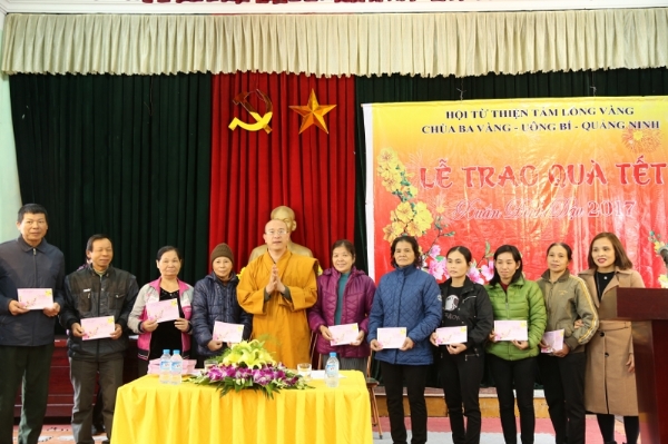 Lễ trao quà tết cho các hộ nghèo trên địa bàn tỉnh Quảng Ninh.