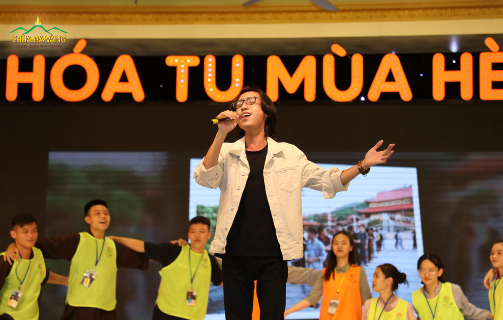 Ca sĩ Lynk Lee biểu diễn trong Khóa tu mùa hè chùa Ba Vàng 2019
