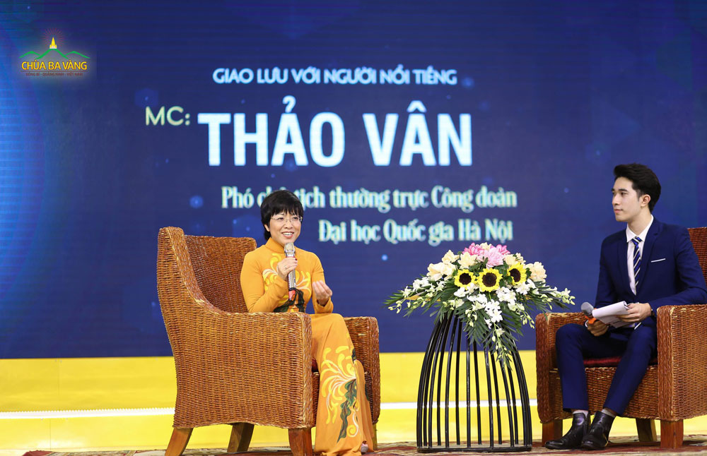 MC Thảo Vân trong buổi giao lưu tại Khóa tu mùa hè Chùa Ba Vàng 