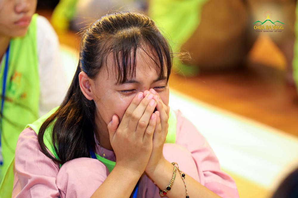 Một bạn khóa sinh đã khóc khi nghe Sư Phụ Thích Trúc Thái Minh giảng về đạo hiếu 