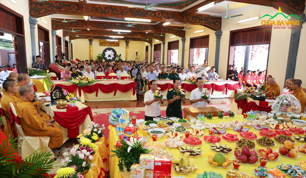Nghi thức dâng hương tại Lễ tri ân anh hùng liệt sĩ chùa Ba Vàng 