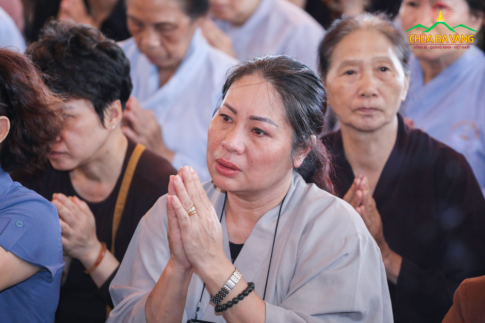 Người mẹ xúc động trong buổi lễ khi được nghe Sư Phụ giảng Pháp 