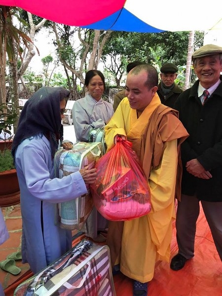 Nhân dân hoan hỷ đón nhận những phần quà têt từ chư Tăng chùa Ba Vàng.