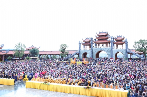 Nhân dân Phật tử vân tập về chùa Ba Vàng tham dự Lễ khai hội đầu xuân.