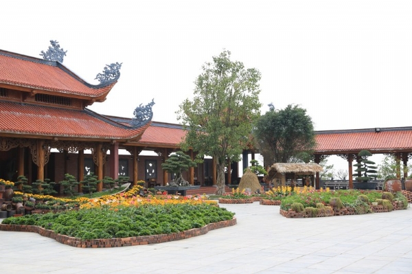 Những căn nhà tranh thơ mộng trên sân chánh điện chùa Ba Vàng.