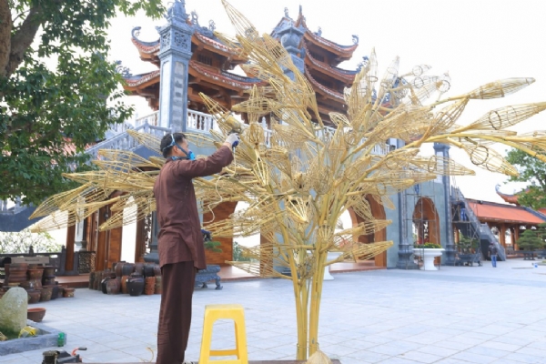 Những tiểu cảnh đặc trưng của ba miền Bắc, Trung, Nam đang được ban trang trí dựng lên trên sân chánh điện chùa Ba Vàng.