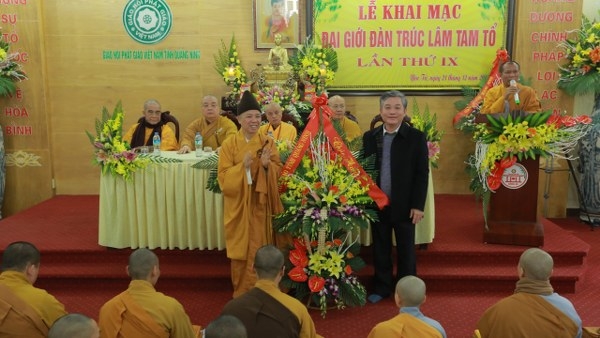 Ông Nguyễn Hồng Phương - Phó giám đốc Sở nội vụ, Trưởng ban Tôn giáo tỉnh Quảng Ninh tặng hoa chúc mừng Đại giới đàn.