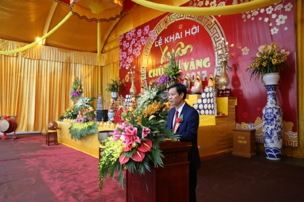 Ông Phạm Tuấn Đạt- Phó chủ tịch UBND tỉnh Quảng Ninh đọc diễn văn khai mạc lễ hội đầu xuân.