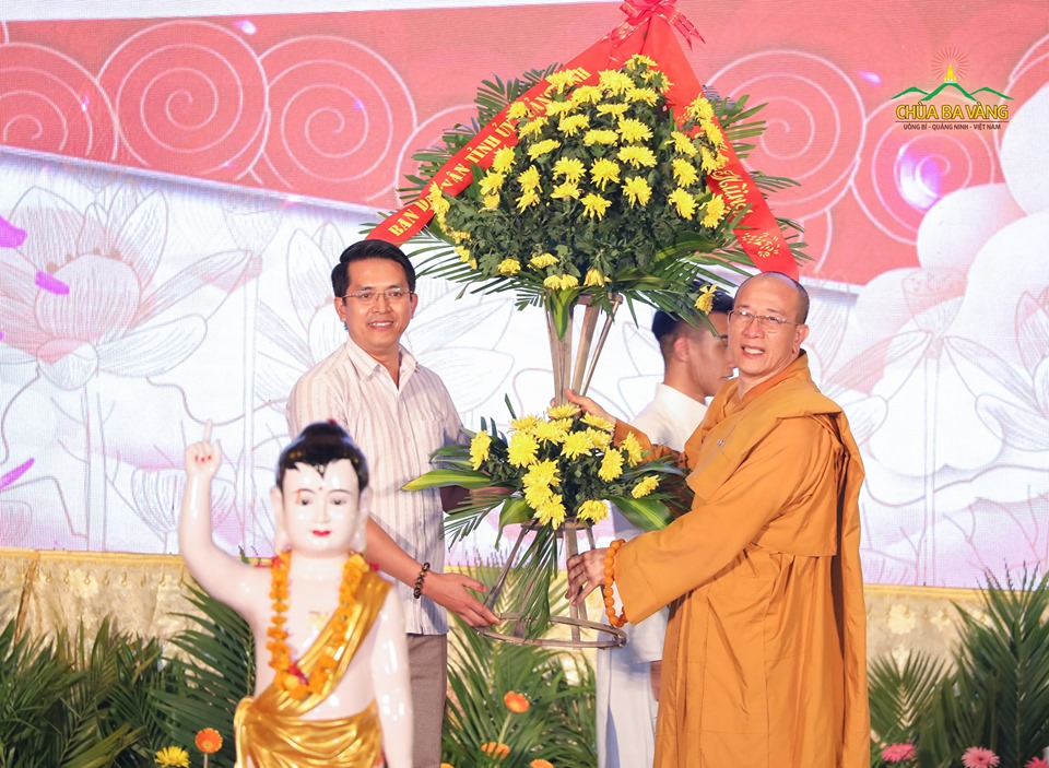 Ông Vũ Ngọc Tuấn - Phó Trưởng ban Dân vận tỉnh Quảng Ninh tặng hoa chúc mừng Đại lễ