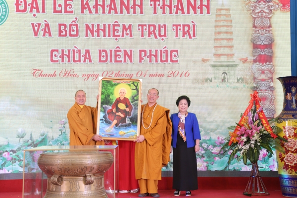 Phần quà chúc mừng của chư Tăng Thiền viện Trúc Lâm Hàm Rồng - Thanh Hóa