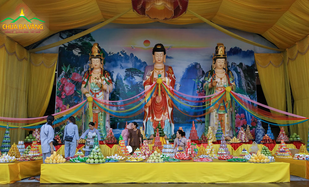 Phật tử chùa Ba Vàng đang hanh chóng hoàn thiện công việc 