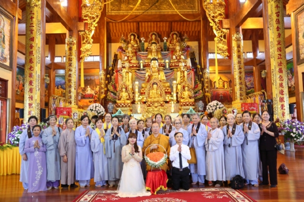 Phật tử chụp ảnh lưu niệm cùng Thầy Thích Trúc Thái Minh.