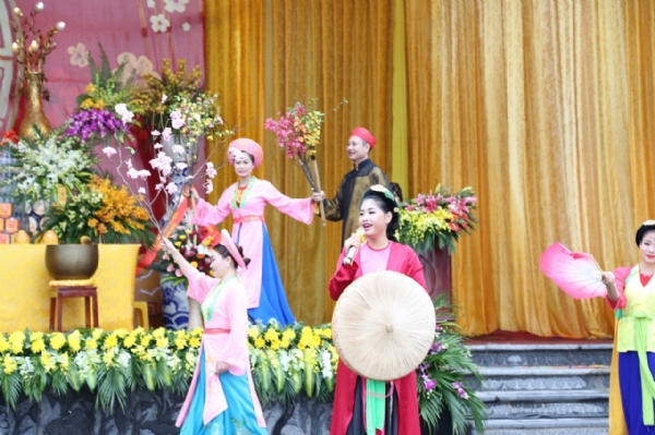 Những làn điệu quan họ Bắc Ninh được hát vang trong lễ khai hội.