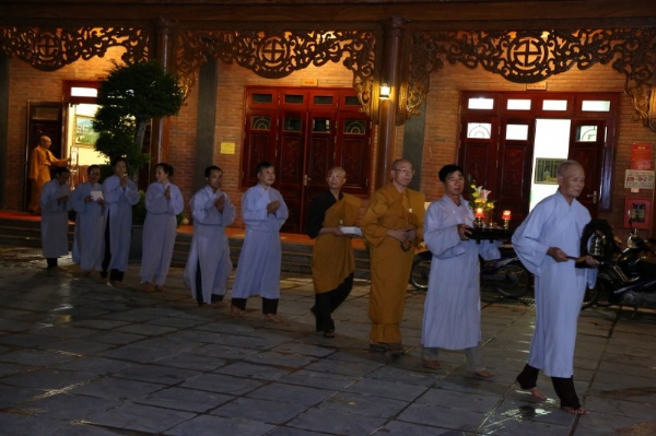 Phật tử cung nghinh Thầy Thích Trúc Thái Minh quang lâm Pháp tòa.