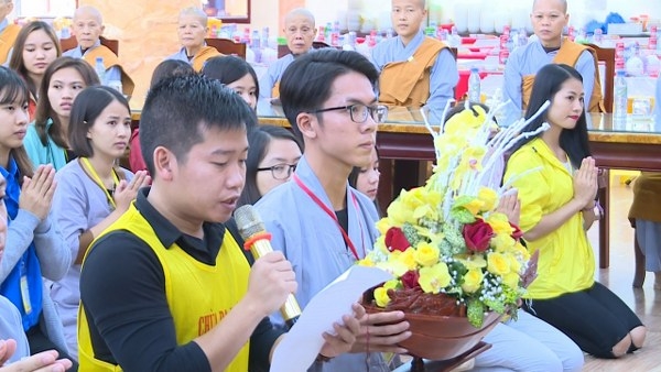 Phật tử Hoàng Chung đã đại diện cho hơn 250 thành viên của CLB Phật tử trẻ Tuệ Tâm dâng lời tác bạch khánh tuế Sư Phụ.