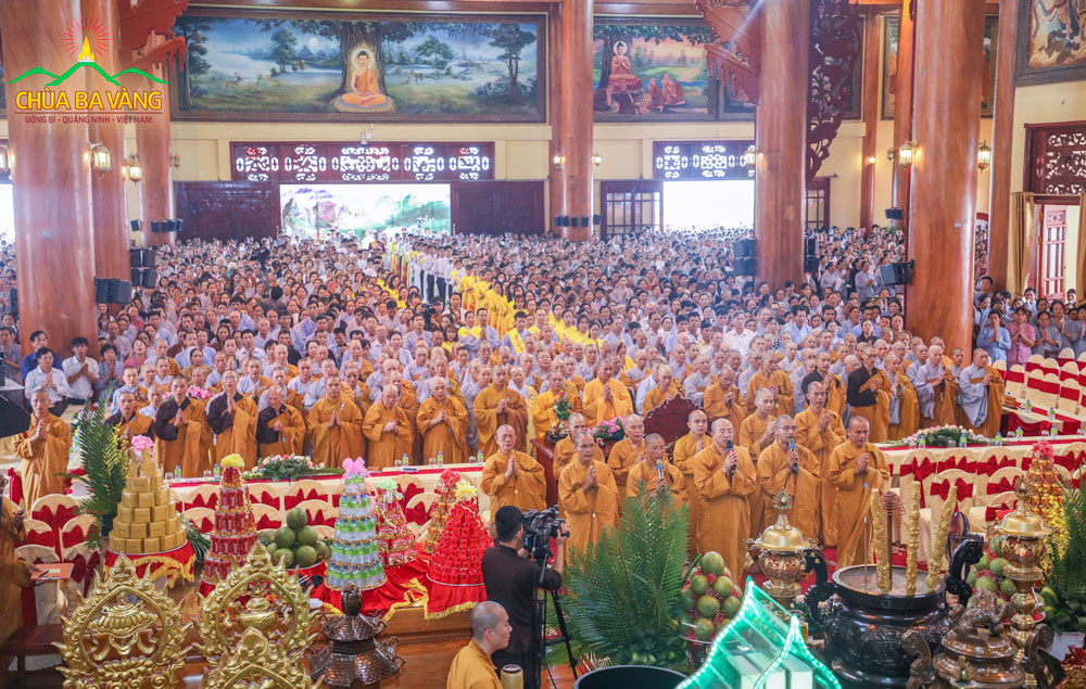 Phật tử từ khắp mọi miền tổ quốc vân tập về chùa Ba Vàng dự lễ Phát Bồ Đề Tâm nguyện 