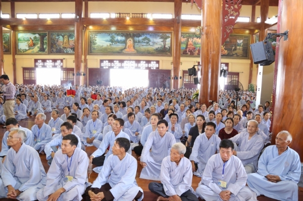 Phật tử khắp nơi về chùa tham dự lễ giỗ Tổ.