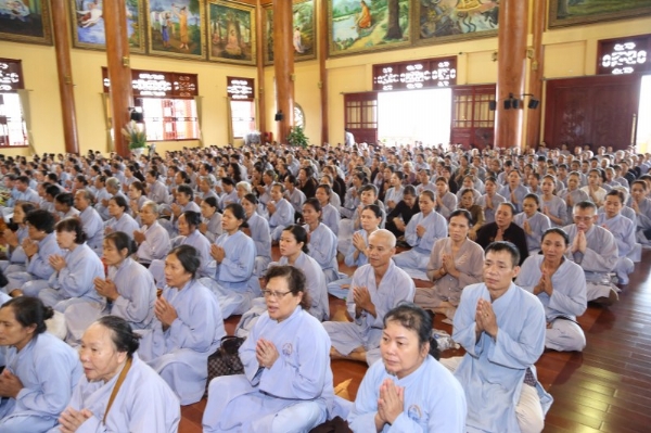 Phật tử nhất tâm lắng nghe Đại đức Giới sư trạch giảng về ý nghĩa và lợi ích của việc tu tập Bát quan trai giới.